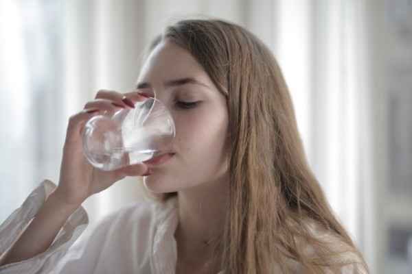 young-women-drinking-water-for-avoiding-dehydration