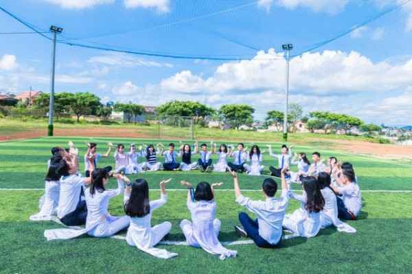 young-girls-community-circle-meet-in-field