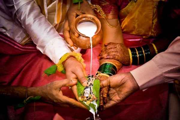 performing-Indian-wedding-rituals