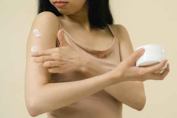 a-young-woman-applying-a-moisturizer-to-her-body