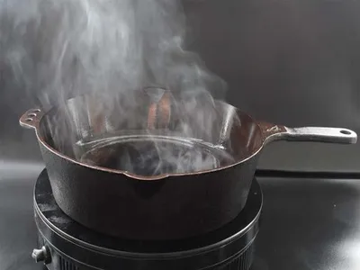 smoke point of edible oil heating in a pan