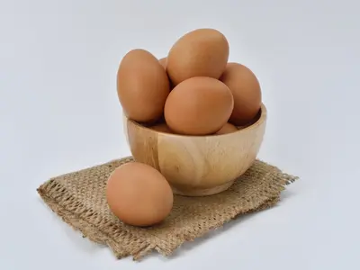 गर्म तासीर के अंडे ब्राउन में बाउल रखे हुए
