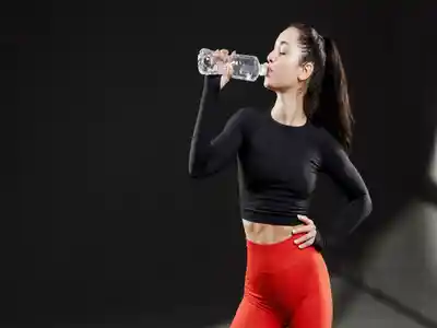 Sporty woman drinking water from bottle