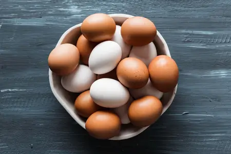 different types of chicken eggs in a bowl