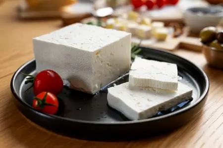 cottage-cheese-serve-in-black-plate