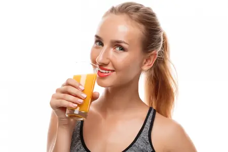 beautiful-sportive-woman-holding-glass-with-juice