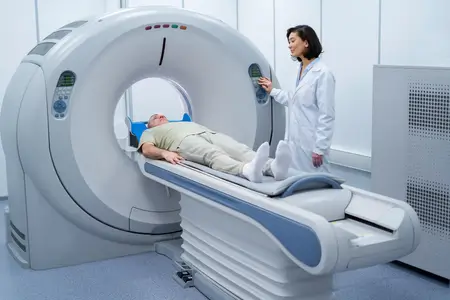 doctor-getting-patient-ct-scan