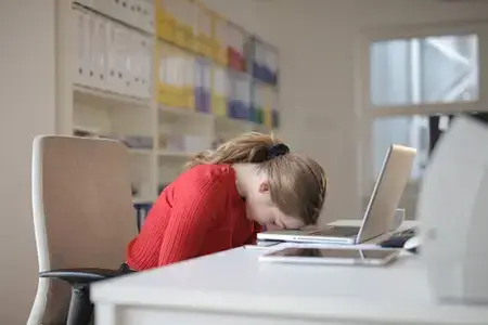 working-woman-sleeping-on-the-work-table-in-the-office