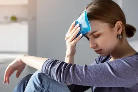 apply-cold-compress-to-the-head-to-get-relief-from-migraine